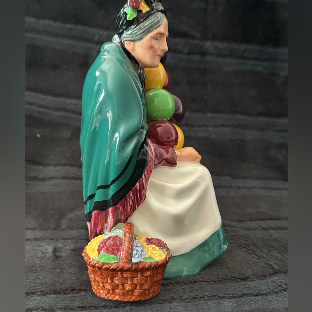 Royal Doulton The Old Balloon Seller Figurine HN1315 Made in England Vintage - Picture 2 of 9